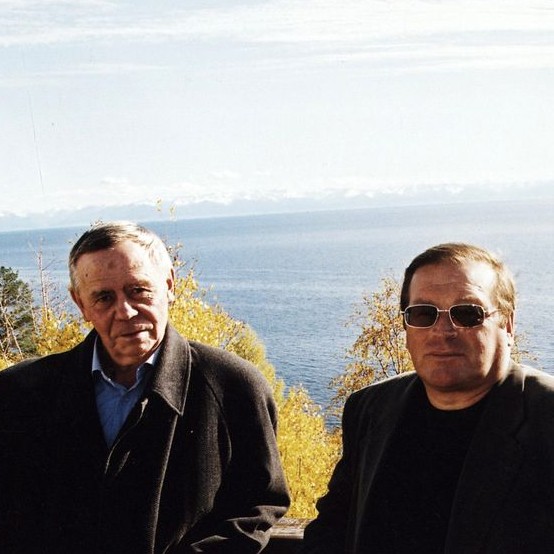 В.Г.Распутин и Г.К.Сапронов на Байкале. Из семейного архива писателя.