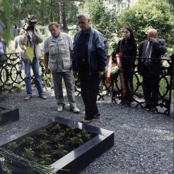 В.Г.Распутин и Г.К.Сапронов на могиле В.Астафьева в с.Овсянка. 2009 г. Из архива В.Г.Распутина.