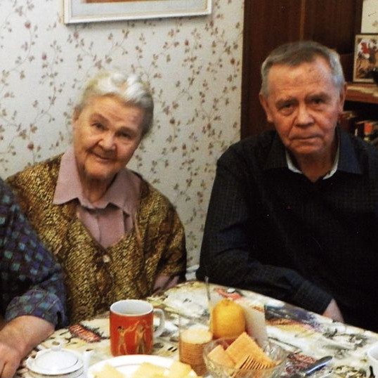 В.Г.Распутин в гостях у Ю.В.Григорьева и Р.А.Григорьевой. Москва, 2013 г. Из семейного архива Григорьевых.