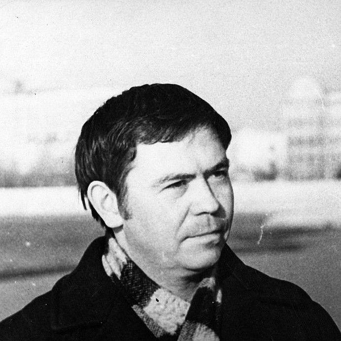 В.Г.Распутин на берегу Ангары в г.Иркутск. Из семейного архива писателя.