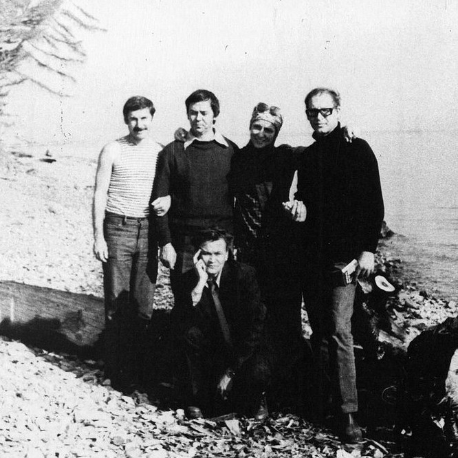 Д.А.Зайцев, В.Г.Распутин, Л.Е.Шепитько, Р.К.Тюрин (стоят), Г.Н.Шмаков (сидит) на Байкале. Из семейного архива писателя.