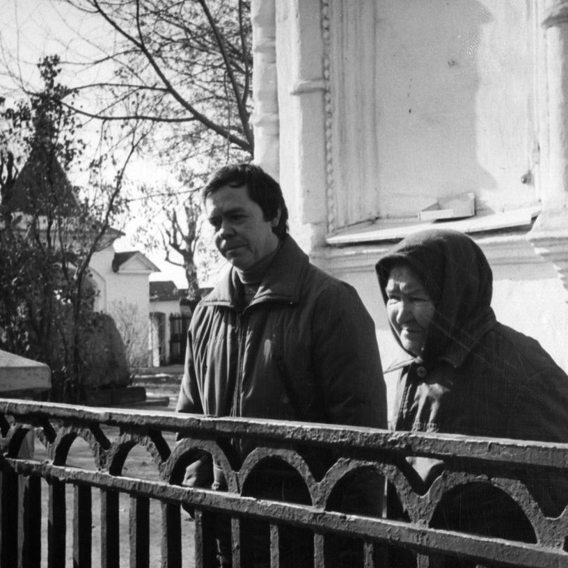 В.Г. Распутин с матерью Ниной Ивановной Распутиной. Иркутск, Знаменский монастырь, 1978 г. Из семейного архива писателя.