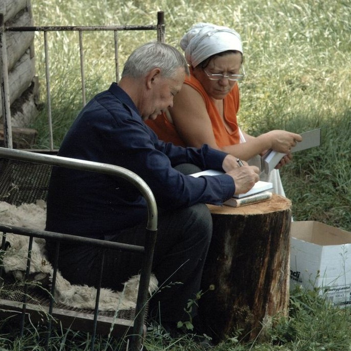 Автограф писателя в деревне на Ангаре. 2009 г. Из семейного архива В.Г.Распутина.