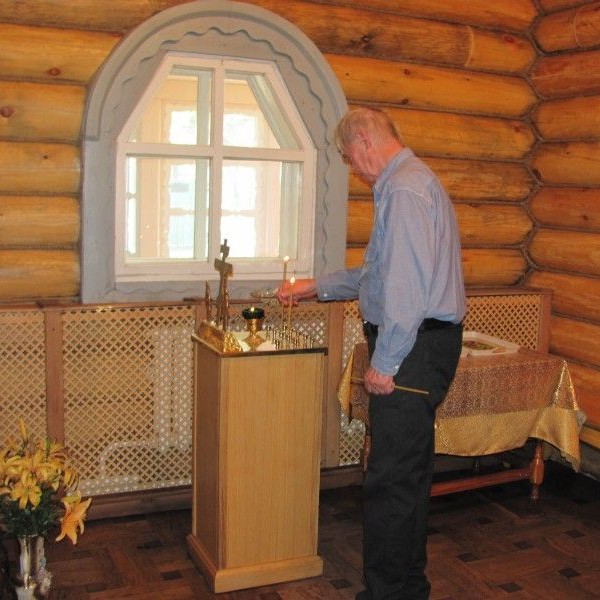 В.Г. Распутин в храме Богоявления п.Усть-Уда. Иркутская область. 2006 г.