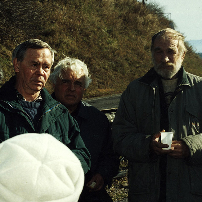 В.Распутин с писателями у памятника А.Вампилову на Байкале. 2001 г. Из семейного архива В.Г.Распутина.