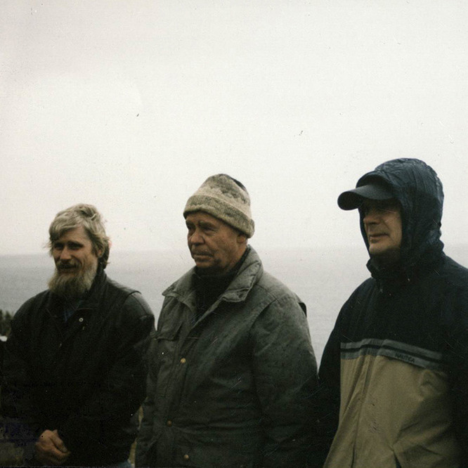 В.Распутин у памятника А.Вампилову на Байкале. Фото В.Козлова. Из семейного архива В.Г.Распутина.